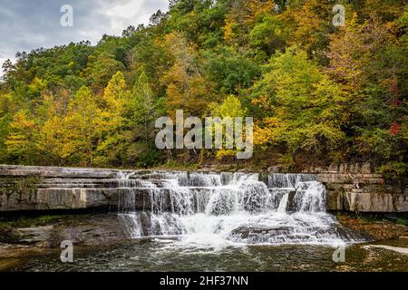 Taughannock Creek während der Herbstfärbung der Blätter in der Finger Lakes-Region im Bundesstaat New York. Stockfoto