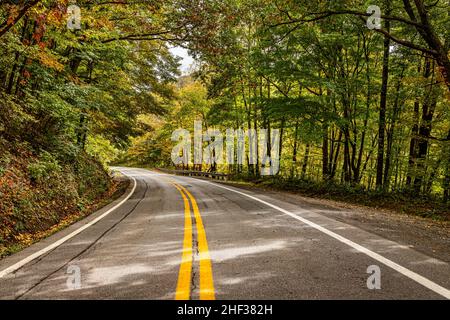 Eine kurvenreiche Straße durch die Landschaft im Appalachian Mounntain-Gebiet von West Virginia während der Herbstfärbung der Blätter. Stockfoto