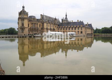 CHANTILLY, FRANKREICH - 14. MAI 2015: Dies ist Chateau Chantilly, Stammsitz der Herzöge von Conde, ist heute ein Kunstmuseum von Conde. Stockfoto