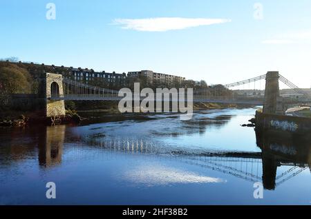 Die Wellington Suspension Bridge über den Fluss Dee in Aberdeen, Schottland, wurde 1830 eröffnet. Es wurde 1984 für Fahrzeuge und 2002 für Fußgänger gesperrt Stockfoto