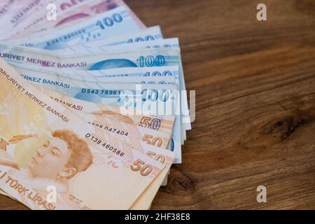 Türkische Lira tauschen Geldscheine. Istanbul, Türkei - Januar 2022 Stockfoto