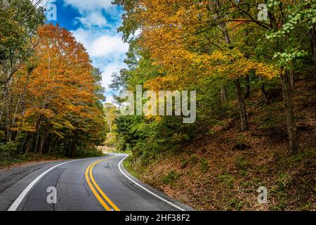 Eine kurvenreiche Straße durch die Landschaft im Appalachian Mounntain-Gebiet von West Virginia während der Herbstfärbung der Blätter. Stockfoto