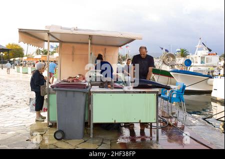 Fischer schneiden und bereiten nachhaltig frisch gefangenen Thunfisch auf seinem Stall im kleinen französischen Fischereihafen Sanary sur Mer an der Cote d' Azur in Südfrankreich zu. 2014. Stockfoto