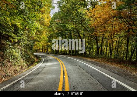 Eine kurvenreiche Straße durch die Landschaft im Appalachian Mounntain-Gebiet von West Virginia während der Herbstfärbung der Blätter. Stockfoto