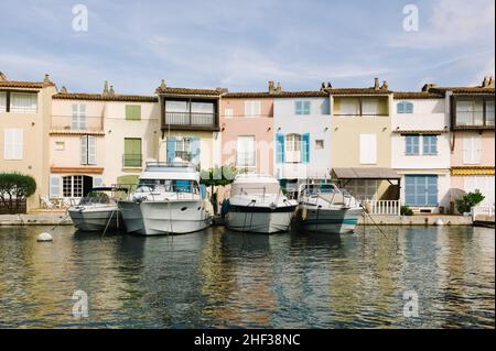 Port Grimaud ist eine Küstenstadt, die zur Gemeinde Grimaud im Departement Var der Provence-Alpes-Côte d'Azur und der französischen Riviera gehört Stockfoto