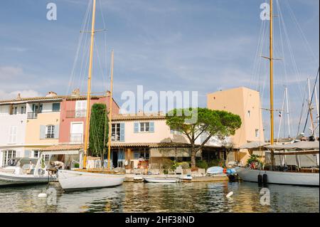 Port Grimaud ist eine Küstenstadt, die zur Gemeinde Grimaud im Departement Var der Provence-Alpes-Côte d'Azur und der französischen Riviera gehört Stockfoto