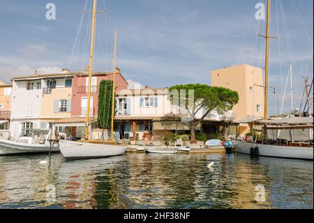 Port Grimaud ist eine Küstenstadt, die zur Gemeinde Grimaud im Departement Var der Provence-Alpes-Côte d'Azur und der französischen Riviera gehört Stockfoto