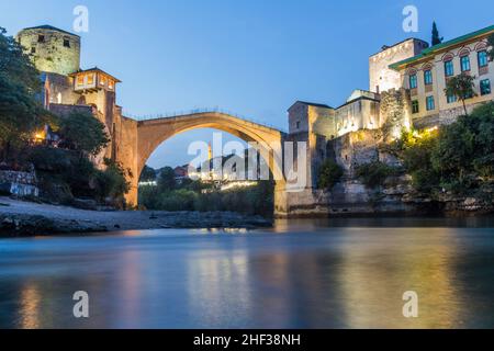 Abendansicht von Stari Most (Alte Brücke) und alten Steingebäuden in Mostar. Bosnien und Herzegowina Stockfoto