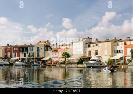 Port Grimaud ist eine Küstenstadt, die zur Gemeinde Grimaud im Departement Var der Provence-Alpes-Côte d'Azur und der französischen Riviera gehört Stockfoto