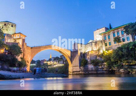 Abendansicht von Stari Most (Alte Brücke) und alten Steingebäuden in Mostar. Bosnien und Herzegowina Stockfoto