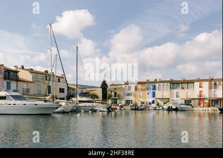 Port Grimaud ist eine Küstenstadt, die zur Gemeinde Grimaud im Departement Var der Provence-Alpes-Côte d'Azur und der französischen Riviera gehört Stockfoto