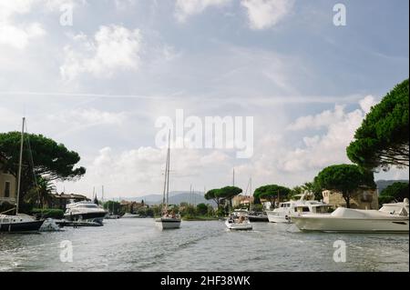 Port Grimaud ist eine Küstenstadt, die zur Gemeinde Grimaud im Departement Var der Provence-Alpes-Côte d'Azur und der französischen Riviera gehört Stockfoto