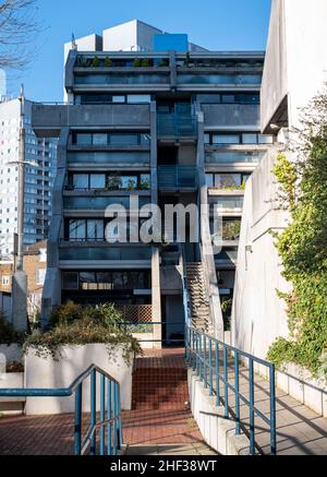 Brutalistin Alexandra und Ainsworth Estate in Rowley Way, Belsize Park, London. Das Betongut wurde 1960s vom Architekten Neave Brown entworfen. Stockfoto