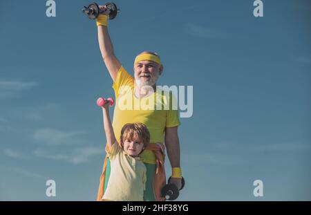 Vater und Sohn erkennen. Sport- und Trainingskonzepte. Sport für Kinder. Großvater folgen. Vater und Kind bilden zusammen aus. Wir trainieren jeden Tag. Stockfoto