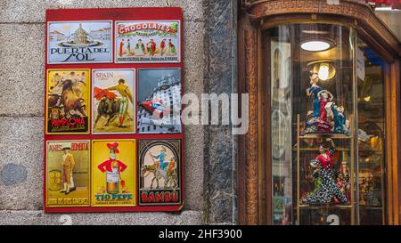 Cartel de venta en la entrada de una tienda de recuerdos en Madrid, España Stockfoto