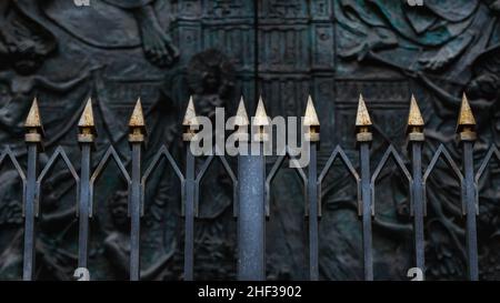 Verja antigua en la puerta de la Catedral de la Almudena en Madrid, España Stockfoto