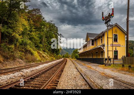 Ehemaliges Zugdepot in der verlassenen Geisterstadt Thurmond während des Herbstblätterwechseles im New River Gorge National Park, West Virginia. Stockfoto