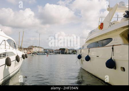 Port Grimaud ist eine Küstenstadt, die zur Gemeinde Grimaud im Departement Var der Provence-Alpes-Côte d'Azur und der französischen Riviera gehört Stockfoto