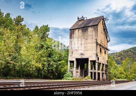 Verlassene Kohleturm für Dampflokomotiven in der Geisterstadt Thurmond im New River National Park, West Virginia. Stockfoto