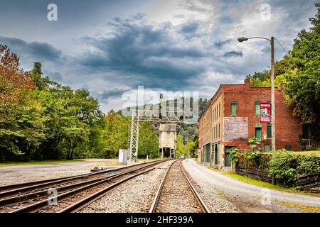 Die verlassene Geisterstadt Thurmond während der Herbstfärbung im New River Gorge National Park, West Virginia. Stockfoto