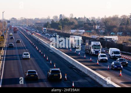 Slough, Großbritannien. 13th. Januar 2022. Der Verkehr verläuft entlang eines Abschnitts der M4, der derzeit zu einer intelligenten Autobahn umgebaut wird. Die britische Regierung hat angekündigt, dass neue intelligente Allspurautobahnen angehalten werden, um eine weitere Bewertung ihrer Sicherheit zu ermöglichen. Kredit: Mark Kerrison/Alamy Live Nachrichten Stockfoto