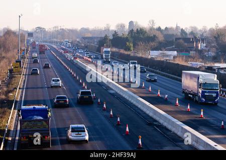 Slough, Großbritannien. 13th. Januar 2022. Der Verkehr verläuft entlang eines Abschnitts der M4, der derzeit zu einer intelligenten Autobahn umgebaut wird. Die britische Regierung hat angekündigt, dass neue intelligente Allspurautobahnen angehalten werden, um eine weitere Bewertung ihrer Sicherheit zu ermöglichen. Kredit: Mark Kerrison/Alamy Live Nachrichten Stockfoto