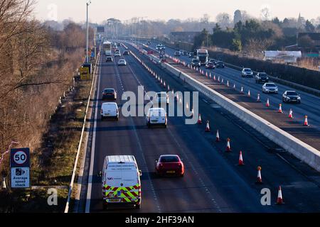 Slough, Großbritannien. 13th. Januar 2022. Der Verkehr verläuft entlang eines Abschnitts der M4, der derzeit zu einer intelligenten Autobahn umgebaut wird. Die britische Regierung hat angekündigt, dass neue intelligente Allspurautobahnen angehalten werden, um eine weitere Bewertung ihrer Sicherheit zu ermöglichen. Kredit: Mark Kerrison/Alamy Live Nachrichten Stockfoto