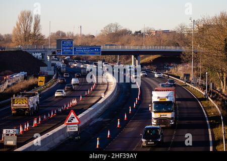 Slough, Großbritannien. 13th. Januar 2022. Der Verkehr verläuft entlang eines Abschnitts der M4, der derzeit zu einer intelligenten Autobahn umgebaut wird. Die britische Regierung hat angekündigt, dass neue intelligente Allspurautobahnen angehalten werden, um eine weitere Bewertung ihrer Sicherheit zu ermöglichen. Kredit: Mark Kerrison/Alamy Live Nachrichten Stockfoto