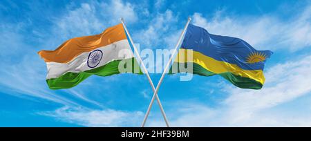 Gekreuzte Nationalflaggen von Indien und Ruanda, die im Wind bei bewölktem Himmel winken. Symbolisiert Beziehung, Dialog, Reisen zwischen zwei Ländern. Stockfoto