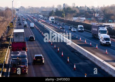 Slough, Großbritannien. 13th. Januar 2022. Der Verkehr verläuft entlang eines Abschnitts der M4, der derzeit zu einer intelligenten Autobahn umgebaut wird. Die britische Regierung hat angekündigt, dass neue intelligente Allspurautobahnen angehalten werden, um eine weitere Bewertung ihrer Sicherheit zu ermöglichen. Kredit: Mark Kerrison/Alamy Live Nachrichten Stockfoto