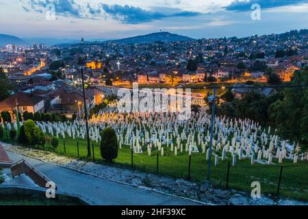 Abendansicht der Skyline der Stadt mit dem Kovaci Friedhof in Sarajevo. Bosnien und Herzegowina Stockfoto