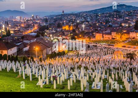 Abendansicht der Skyline der Stadt mit dem Kovaci Friedhof in Sarajevo. Bosnien und Herzegowina Stockfoto