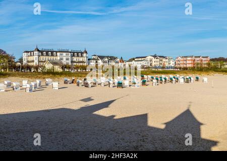 Schatten der berühmten Seebrücke in Ahlbeck am Strand mit Liegen und Skyline von Ahlbeck Stockfoto