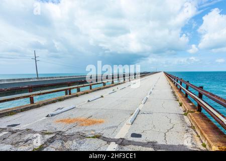 Altes Teil der sieben Meilen Brücke bei bewölktem Himmel Stockfoto