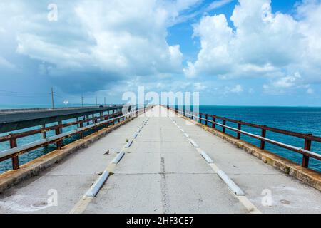 Altes Teil der sieben Meilen Brücke bei bewölktem Himmel Stockfoto
