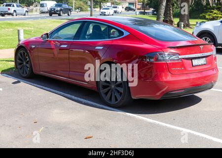 2016 Modell Tesla Model S P85D geparkt in Sydney auf einem Parkplatz, NSW, Australien Stockfoto