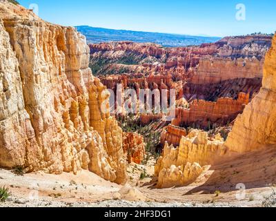 Große Türme geschnitzten entfernt, die durch Erosion im Bryce Canyon National Park, Utah, USA Stockfoto