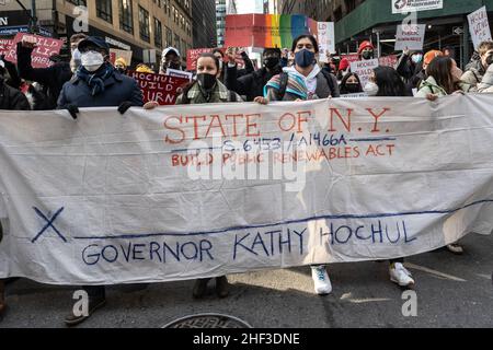 New York, USA. 12th Januar 2022. Die demokratischen Sozialisten und Klimaaktivisten von NYC, darunter das neu gewählte Stadträtin Tiffany Cabán (2nd von rechts), marschieren am 13. Januar 2022 zum Büro von Gouverneur Kathy Hochul in New York, New York. Parteimitglieder und Klimaaktivisten fordern, dass der Gouverneur den Build Public Renewables Act in den Exekutivhaushalt einschließt. (Foto von Gabriele Holtermann/Sipa USA) Quelle: SIPA USA/Alamy Live News Stockfoto