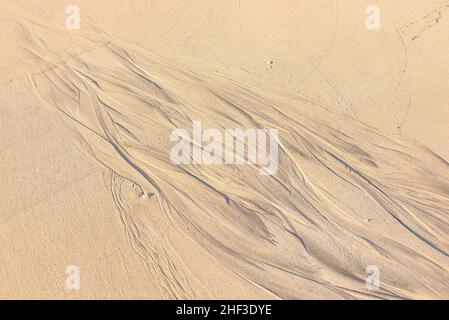 Muster-Typ Textur am Sandstrand bei Ebbe-Zeit Stockfoto