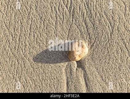 Muster-Typ Textur am Sandstrand bei Ebbe-Zeit Stockfoto