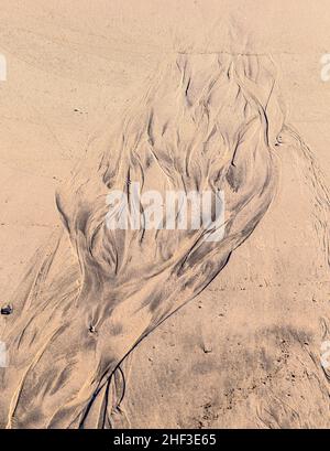 islamische Muster Art Textur am Sandstrand bei Ebbe-Zeit Stockfoto