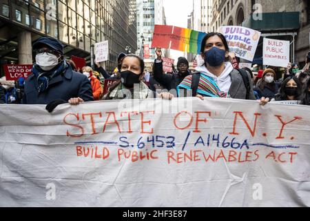 New York, USA. 12th Januar 2022. Die demokratischen Sozialisten und Klimaaktivisten von NYC, darunter das neu gewählte Stadträtin Tiffany Cabán (Mitte), marschieren am 13. Januar 2022 zum Büro von Gouverneur Kathy Hochul in New York, New York. Parteimitglieder und Klimaaktivisten fordern, dass der Gouverneur den Build Public Renewables Act in den Exekutivhaushalt einschließt. (Foto von Gabriele Holtermann/Sipa USA) Quelle: SIPA USA/Alamy Live News Stockfoto