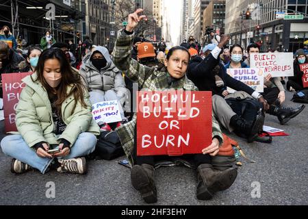 New York, USA. 12th Januar 2022. Mit einem Zeichen, das Gouverneur Hochul auffordert, den Build Public Renewables Act in den Exekutivhaushalt aufzunehmen, nimmt das neu gewählte Ratsmitglied und Demokratische Sozialist Tiffany Cabán am 13. Januar 2022 an einer Klima-Massenkundgebung vor dem Gouverneursbüro in New York, NY, Teil. (Foto von Gabriele Holtermann/Sipa USA) Quelle: SIPA USA/Alamy Live News Stockfoto