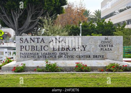 SANTA ANA, KALIFORNIEN - 10. JAN 2022: Schild an der öffentlichen Bibliothek Santa Ana im Civic Center Plaza. Stockfoto