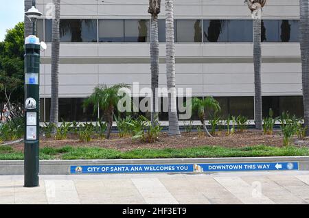 SANTA ANA, KALIFORNIEN - 10. JAN 2022: Notrufzentrale im Orange County Civic Center Plaza. Stockfoto