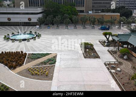 SANTA ANA, KALIFORNIEN - 10. JAN 2022: Plaza im Orange County Civic Center mit japanischem Teehaus, Garten und Brunnen. Stockfoto