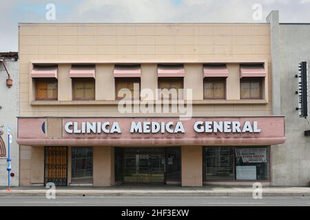 SANTA ANA, KALIFORNIEN - 10. JAN 2022: Clinica Medica General an der Main Street in der Innenstadt von Santa Ana. Stockfoto