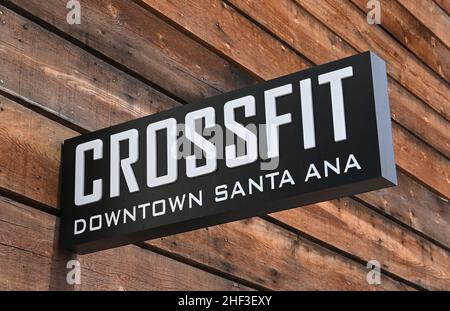 SANTA ANA, KALIFORNIEN - 10. JAN 2022: Schild vor dem CrossFit Gym in der Innenstadt von Santa Ana. Stockfoto