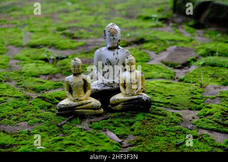 Sri Lanka Mihintale - Kleine Buddha-Statuen Stockfoto