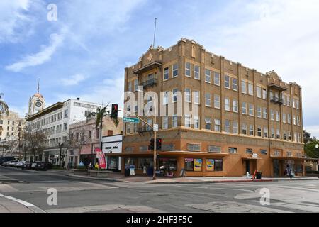 SANTA ANA, KALIFORNIEN - 12. JAN 2022: Historische Gebäude in der Innenstadt von Santa Ana, an der 4th Street und am Broadway. Stockfoto